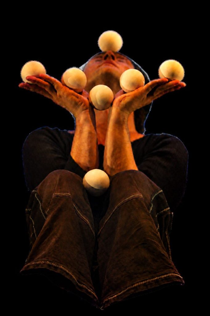Balles de jonglage posées sur les mains et les bras